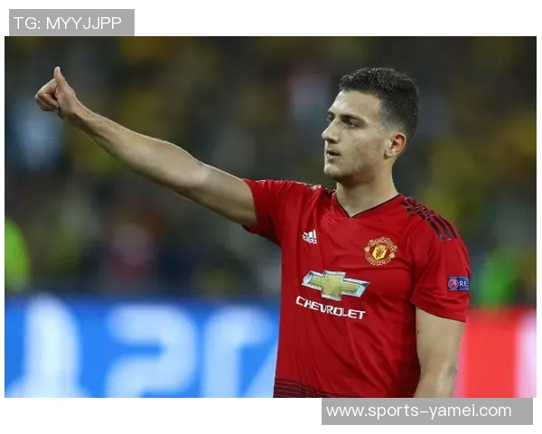 前曼联球员点评阿莫林战术调整四后卫成效显著五后卫变动令人费解 前曼联球员点评阿莫林战术调整四后卫成效显著五后卫变动令人费解